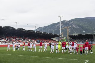 Les joueurs du FC Sion célèbrent leur victoire avec le Gradin Nord.